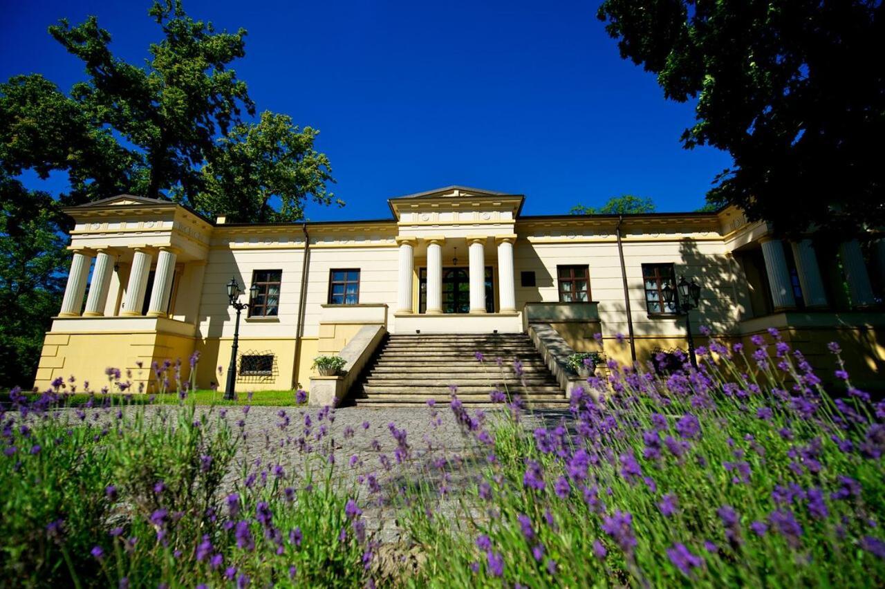 Palac W Malkowie Hotel Warta Exterior photo